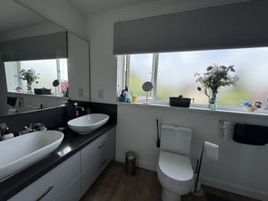 EN SUITE- click for photo gallery